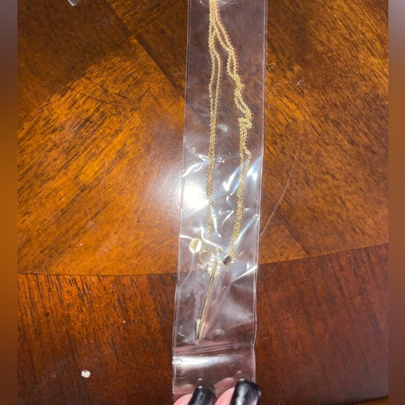 Golden arrow necklace. Chain included. Never worn. - Picture 3 of 3